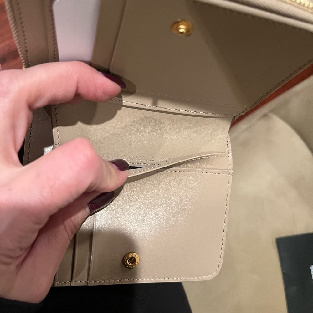 Saint Laurent  Joan bifold Beige Chevron Wallet, authentic - Picture 5 of 12